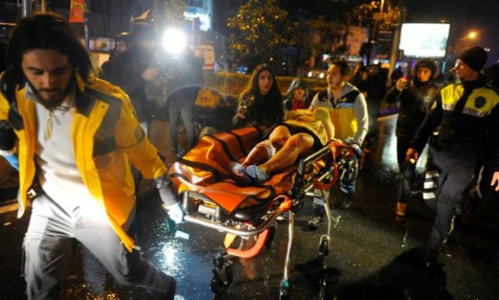 Egy sebesült nőt szállítanak kórházba a mentősök a támadás éjszakáján. Fotó: Reuters