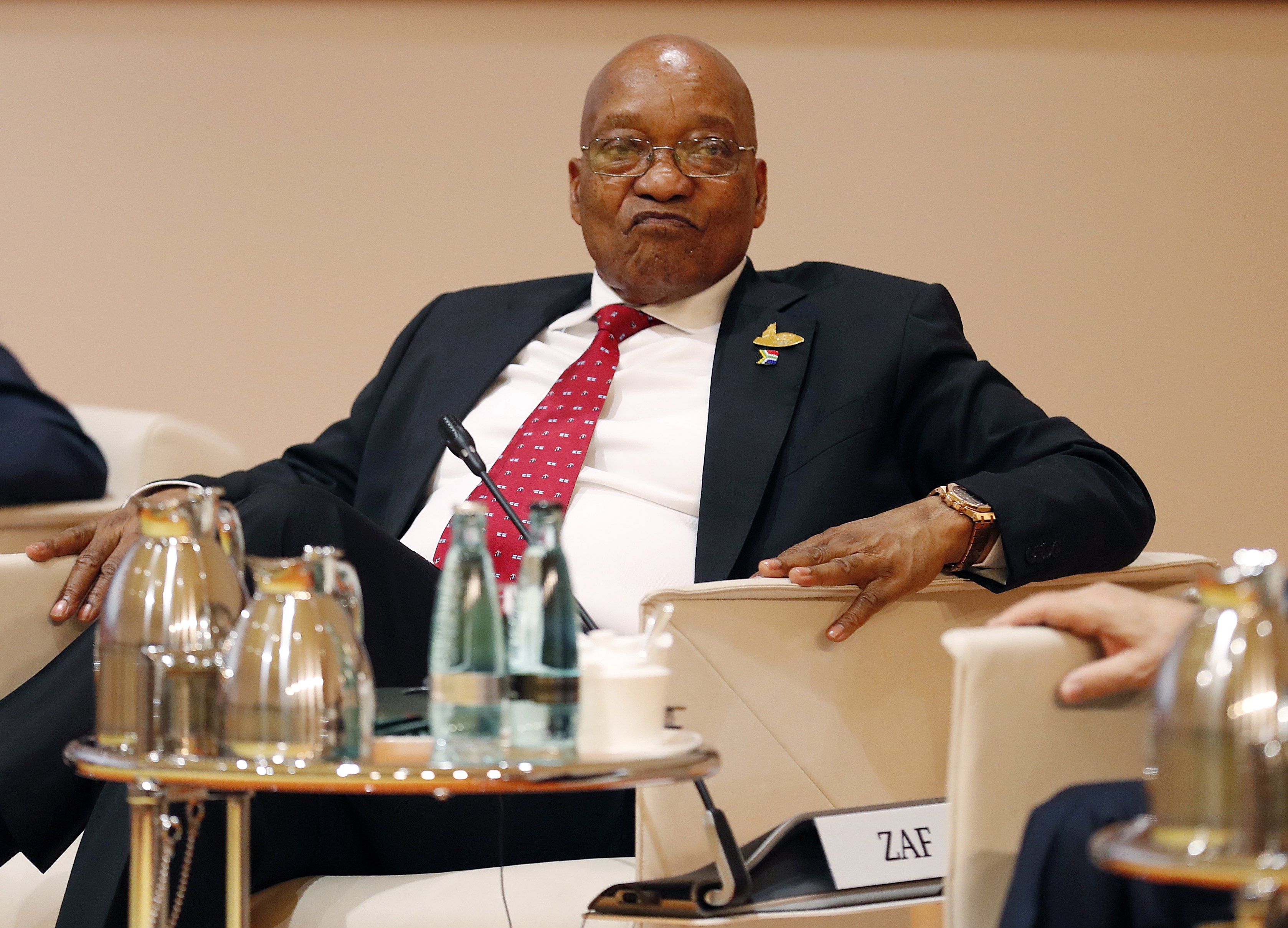 A dél-afrikai elnök, Jacob Zuma a hamburgi G20-csúcson, 2017 július 7-én. A dél-afrikai legfelsőbb bíróság 2017. október 13-án úgy döntött, az elnök vád alá helyzhető mintegy 800 korrupciós ügyben. A vádak egy 1990-es fegyverüzlethez köthetőek. EPA/FRIEDEMANN VOGEL/POOL