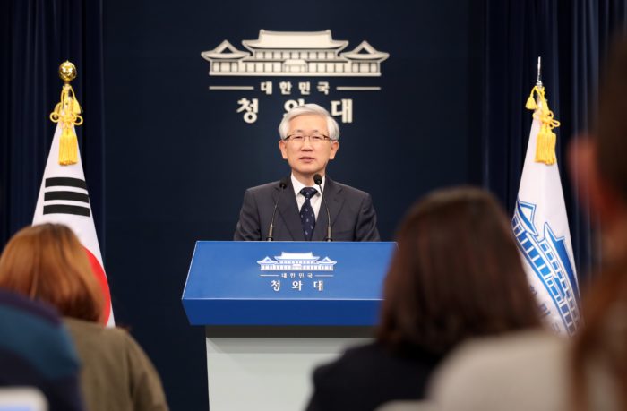 epa06299111 Nam Gwan-pyo, a senior presidential security adviser, holds a briefing at Cheong Wa Dae (The Blue House or executive residence) in Seoul, South Korea, 31 October 2017, to announce South Korean President Moon Jae-in and Chinese President Xi Jinping will hold a bilateral summit on the sidelines of the Asia-Pacific Economic Cooperation forum slated for Da Nang, Vietnam, from 10 to 11 November. 10-11. The summit is seen as marking the first step toward normalizing bilateral ties that have long soured over the deployment of a US missile defense system in South Korea. EPA/YONHAP SOUTH KOREA OUT