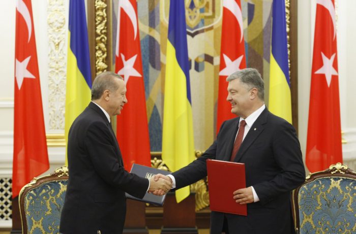 Kijev, 2017. október 9. Recep Tayyip Erdogan török elnök (b) és Petro Porosenko ukrán államfõ kezet fog a kétoldalú kormányközi együttmûködésrõl szóló szándéknyilatkozatuk aláírásán Kijevben 2017. október 9-én. (MTI/EPA/Sztyepan Franko)