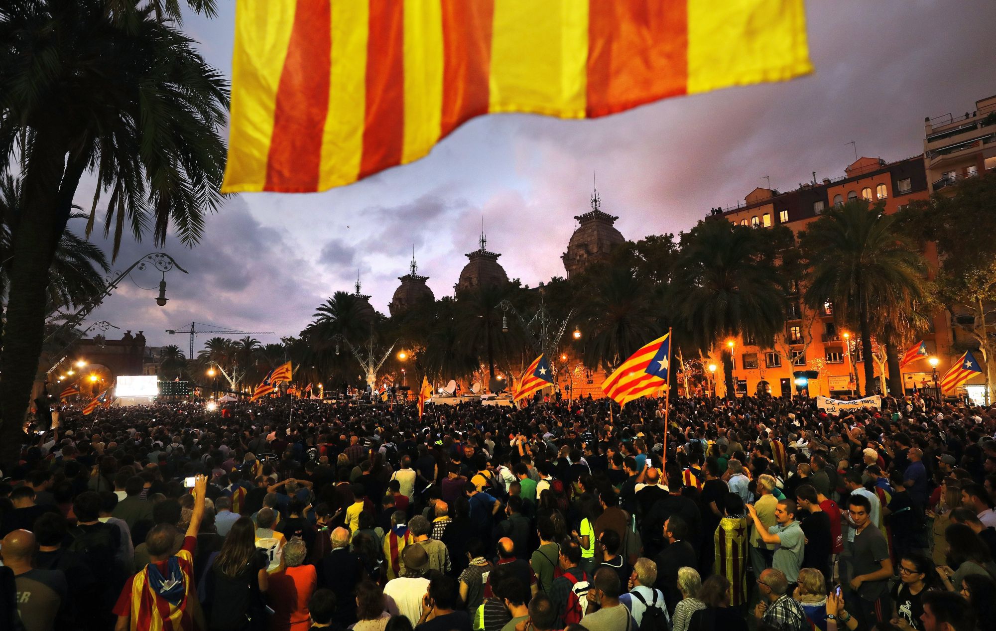 Barcelona, 2017. október 11. Függetlenségpárti tüntetők a parlament épületénél Barcelonában 2017. október 10-én, miután Carles Puigdemont katalán elnök aláírta a Katalónia felfüggesztett függetlenségi nyilatkozatáról szóló dokumentumot. A katalán kormány október 1-jén annak ellenére rendezte meg a Spanyolországtól való elszakadásról szóló függetlenségi népszavazást, hogy a spanyol alkotmánybíróság korábban minden, erre irányuló törekvést alkotmányellenesnek nyilvánított.  (MTI/EPA/Felipe Trueba)
