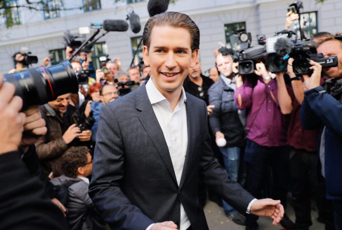 Bécs, 2017. október 15. Sebastian Kurz osztrák külügyminiszter, az Osztrák Néppárt (ÖVP) elnöke és kancellárjelöltje egy szavazóhelyiség előtt az előrehozott parlamenti választásokon Bécsben 2017. október 15-én. (MTI/EPA/Valdrin Xhemaj)