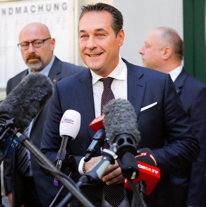 Bécs, 2017. október 15. Heinz-Christian Strache, a jobboldali Osztrák Szabadságpárt (FPÖ) vezetője a sajtó képviselőinek nyilatkozik az előrehozott parlamenti választásokon Bécsben 2017. október 15-én. (MTI/EPA/Valdrin Xhemaj)