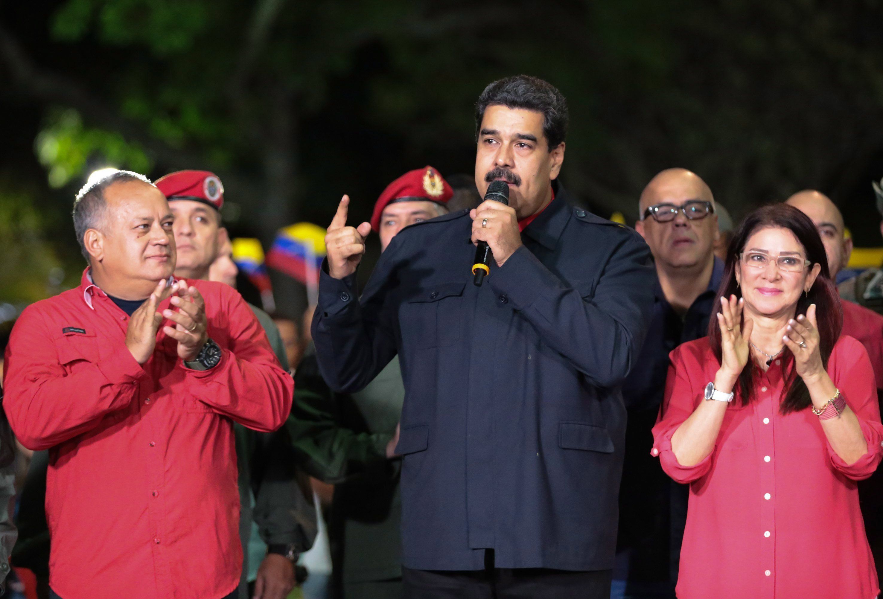 Caracas, 2017. október 16. A Miraflores elnöki palota által közreadott képen Nicolás Maduro venezuelai elnök (k) a támogatóihoz beszél Caracasban 2017. október 15-én, miután pártja, a kormányzó szocialista párt megnyerte a regionális választásokat. Az eredmény értelmében a szocialisták a huszonháromból tizenhét kormányzói tisztséget tölthetnek be. (MTI/EPA/Miraflores-palota)