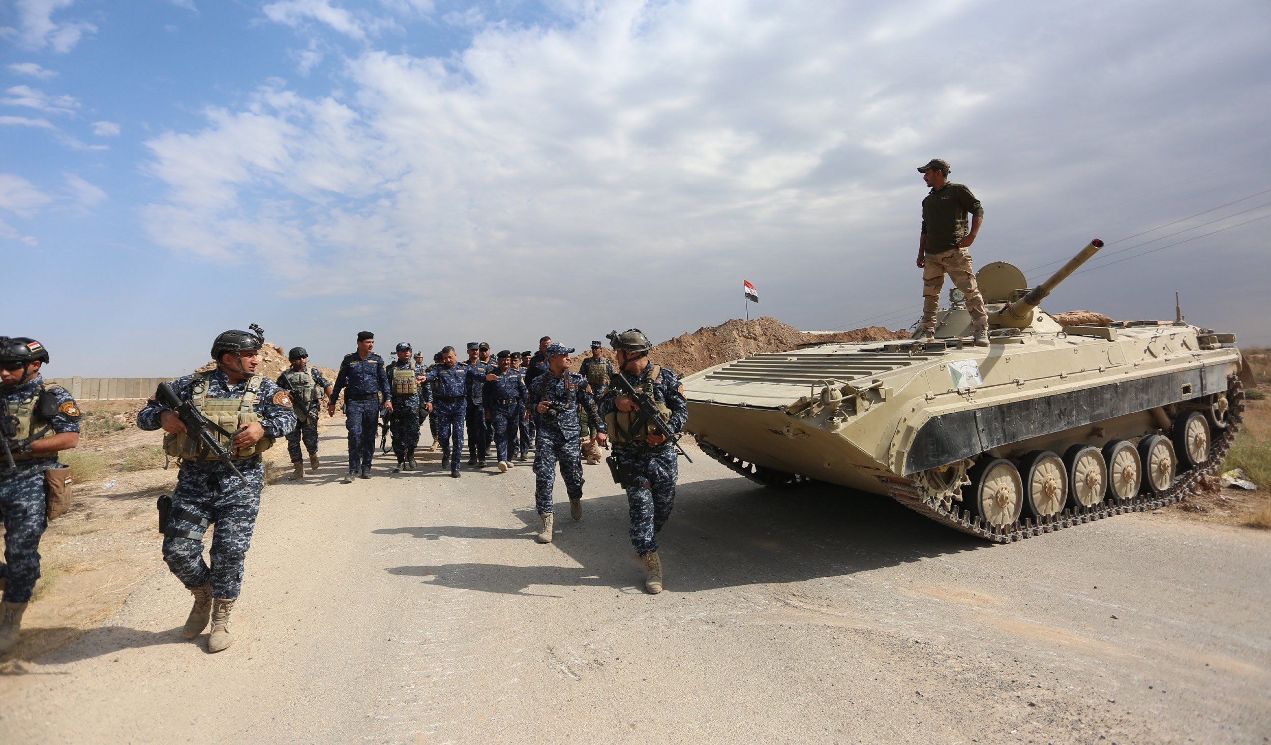 Kirkuk, 2017. október 16. Az iraki biztonsági erők tagjai bevetésre készülnek a Kurdisztáni Munkáspárt fegyveresei és kurd pesmerga harcosok ellen az észak-iraki Kirkuk tartomány azonos nevű székhelye közelében, Rasadnál 2017. október 16-án. Az iraki hadsereg ezen a napon több, stratégiai jelentőségû létesítmény bevételét jelentette az olajban gazdag tartományban. (MTI/EPA/Murtadzsa Latif)