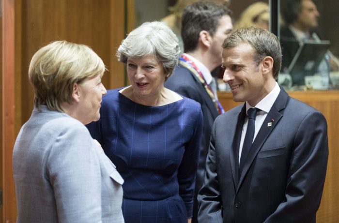 Brüsszel, 2017. október 19. Angela Merkel német kancellár, Theresa May brit miniszterelnök és Emmanuel Macron francia államfő (b-j) beszélget az Európai Unió kétnapos brüsszeli csúcstalálkozójának kezdetén Brüsszelben 2017. október 19-én. (MTI/EPA/Olivier Hoslet)