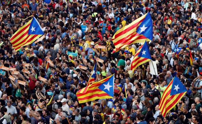 Barcelona, 2017. október 27. Ünneplő tömeg a katalán parlament előtt Barcelonában 2017. október 27-én, miután a katalán parlament függetlenségi pártjai megszavazták a független "Katalán Köztársaság" létrehozását célzó javaslatot. (MTI/EPA/Alberto Estevez)