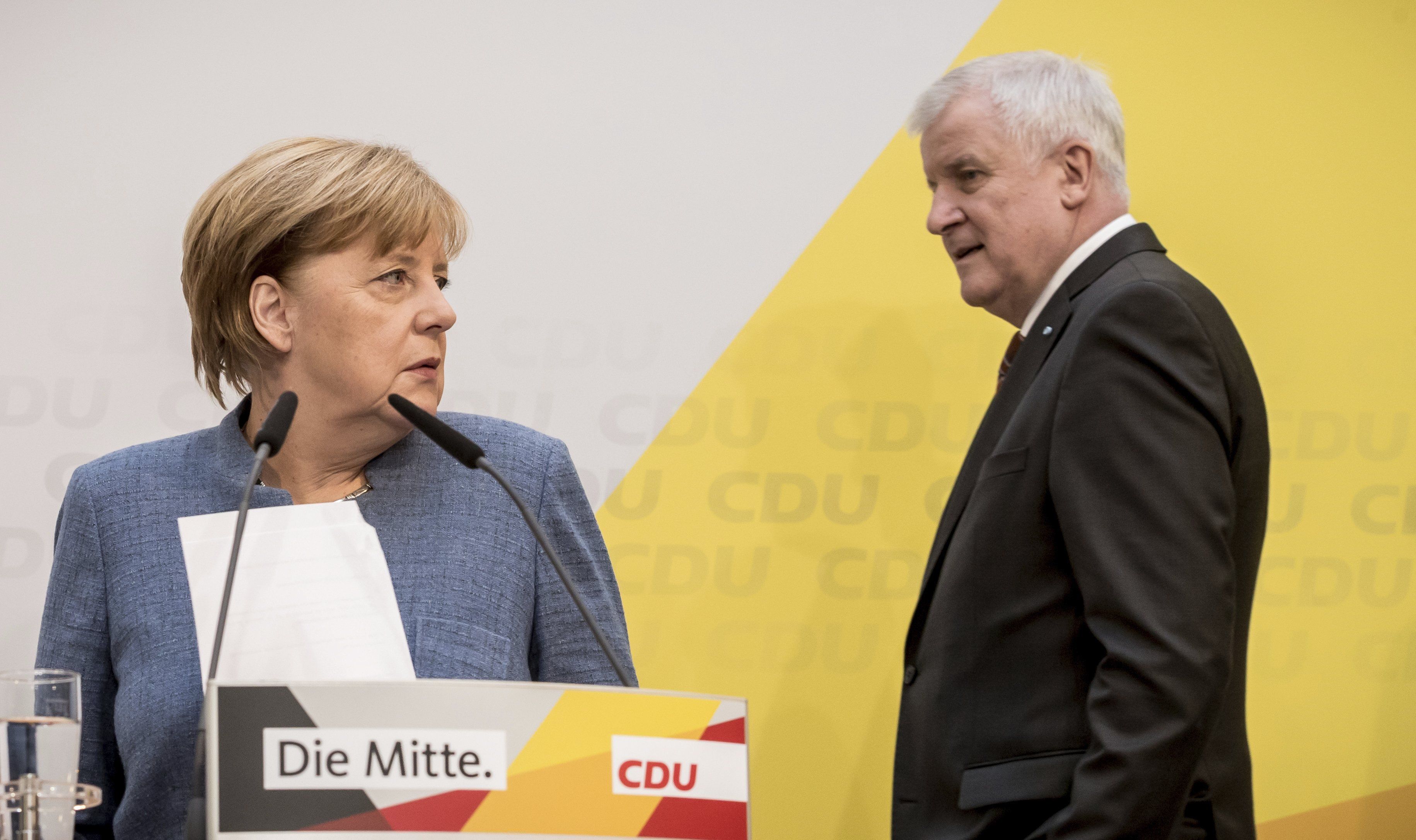 Berlin, 2017. október 9. Angela Merkel német kancellár, a Kereszténydemokrata Unió (CDU) elnöke (b) és Horst Seehofer, a Keresztényszociális Unió (CSU) elnöke sajtótájékoztatóra érkezik Berlinben 2017. október 9-én. Merkel bejelentette, hogy október 18-ra hívja meg a CDU/CSU német jobbközép pártszövetség a liberális FDP-t és a Zöldeket a kormányzati együttműködés lehetõségeinek felmérést célzó első egyeztetésre. (MTI/AP/DPA/Michael Kappeler)