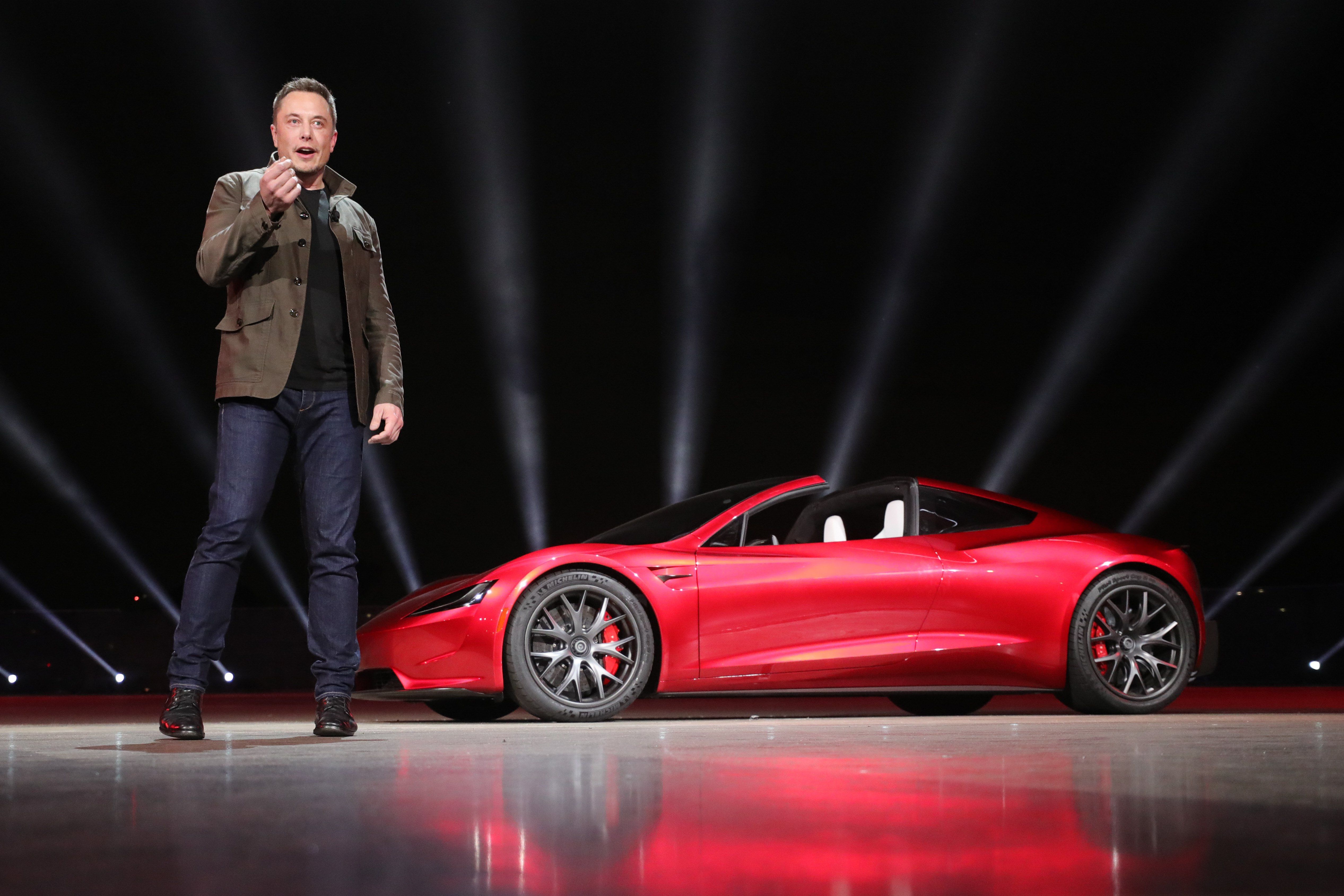 A Tesla alapítója, Elon Musk beszél az új Tesla Roadster előtt 2017. november 16-án, Los Angelesben. EPA/TESLA HANDOUT 
