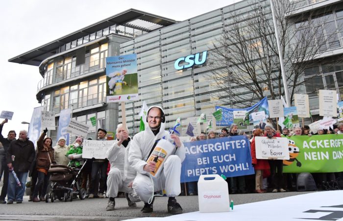 Aktivisták demonstrálnak a glifozáttartalmú növényvédő szerek forgalmazási engedélyének meghosszabbítása miatt a CSU székháza előtt Münchenben, 2017. november 29-én. EPA/JOERG KOCH
