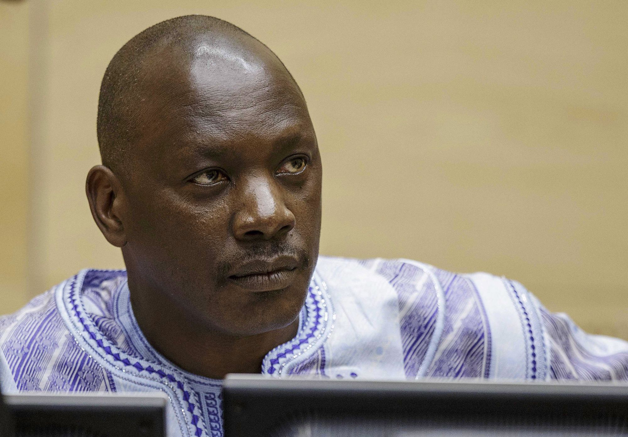 Hága, 2014. december 1. Thomas Lubanga kongói milíciavezér részt vesz a háborús bűnök kivizsgálására létrehozott Nemzetközi Büntetőbíróság (ICC) ítélethirdetésén Hágában 2014. december elsején. A most 53 éves Lubangát 2012-ben tizennégy évi szabadságvesztésre ítélte a Nemzetközi Büntetőbíróság, amiért a 2002-2003-as összecsapások idején 15 évesnél fiatalabb gyermekeket sorozott be a Kongói Hazafiak Frontja (UPC) szervezet katonai szárnyába, a Kongó Felszabadítása Hazafias Erőinek (FPLC) egységeibe. A fiatalok nagy részét a frontvonalba küldték harcolni, sokan elestek közülük. (MTI/EPA/Pool/Michael Kooren)