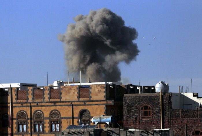 Szanaa, 2017. november 5. Füst gomolyog a jemeni húszi fegyveresek egyik állása felett egy állítólagos szaúdi légicsapás idején a jemeni fővárosban, Szanaában 2017. november 5-én. Az előző napon Szaúd-Arábia egy Jemenből kilőtt ballisztikus rakétát semmisített meg Rijádtól északkeletre. (MTI/EPA/Jahja Arhab)
