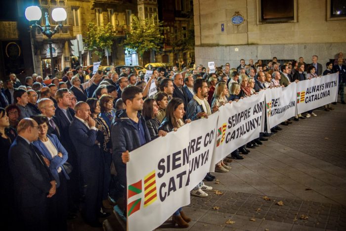 Barcelona, 2017. november 3. Tüntetők tiltakoznak a leváltott katalán kormány nyolc volt tagjának bebörtönzése ellen a barcelonai Jant Jaume téren 2017. november 3-án. Négy nappal korábban José Manuel Maza spanyol állami főügyész büntetőeljárást kezdeményezett a feloszlatott katalán kormány, valamint a katalán parlament elnökségének tagjai ellen lázadás, zendülés, hűtlen kezelés és egyéb bűncselekmények miatt. (MTI/EPA/Victor Lerena)