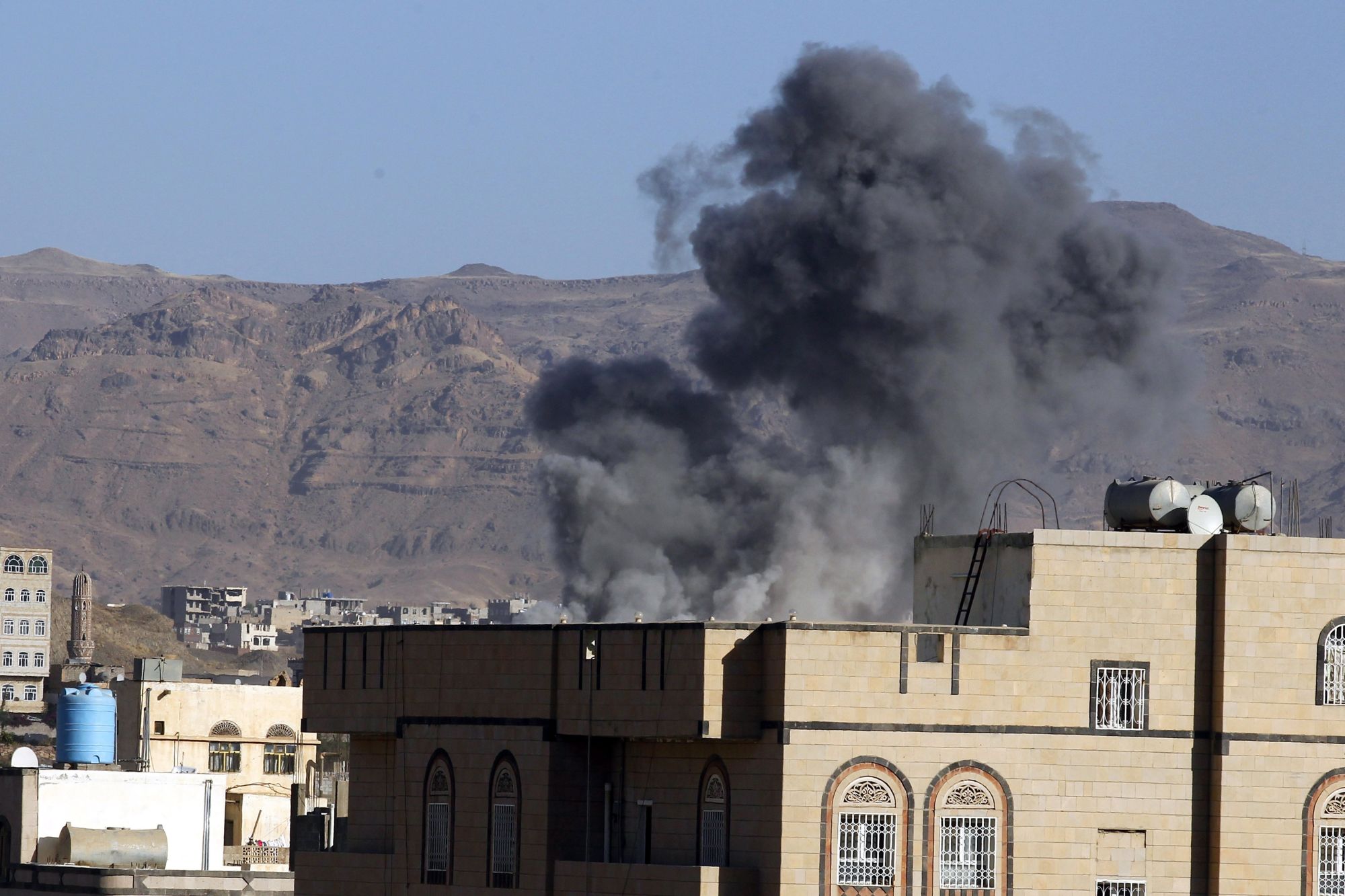 Szanaa, 2017. november 5. Füst gomolyog a jemeni húszi fegyveresek egyik állása felett egy állítólagos szaúdi légicsapás idején a jemeni fővárosban, Szanaában 2017. november 5-én. Az előző napon Szaúd-Arábia egy Jemenbõl kilőtt ballisztikus rakétát semmisített meg Rijádtól északkeletre. (MTI/EPA/Jahja Arhab)