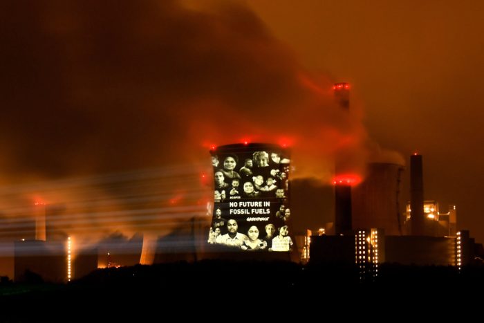 Grevenbroich, 2017. november 10. "A fosszilis energiahordozóknak nincs jövője" jelentésű fényfeliratot vetít a Neurath szénerőműre a Greenpeace nemzetközi környezetvédő szervezet a nyugat-németországi Grevenbroich településnél, az ENSZ 23. nemzetközi klímakonferenciájának (COP 23) otthont adó Bonntól 60 kilométerre 2017. november 10-én hajnalban. Az éghajlatváltozás okozta globális kihívásokra megoldást kereső éves tanácskozást idén november 6. és 17. között rendezik a Fidzsi-szigetek elnökletével. (MTI/EPA/Sascha steinbach)