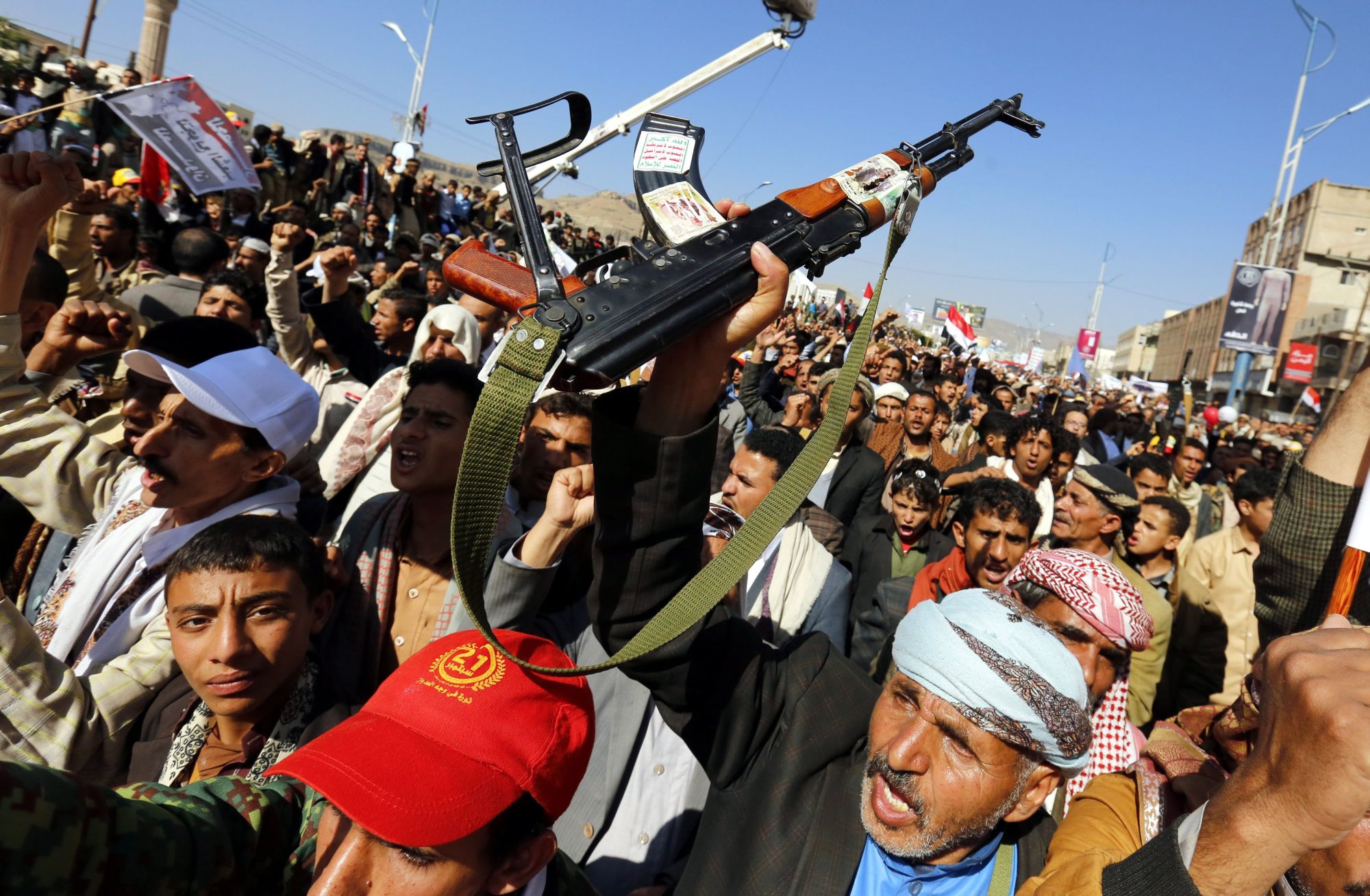 Szanaa, 2017. november 13. Jemeniek tüntetnek a szaúdi koalíció blokádja ellen Szanaában 2017. november 13-án. A blokád miatt a nemzetközi segélyszállítmányok nem jutnak be az országba, ezért súlyos élelmiszer- és gyógyszerhiány fenyegeti a lakosságot. A síita lázadók ellen a jemeni kormány oldalán harcoló szaúdi koalíció november 6-án zárta le a jemeni repülõtereket és kikötőket a Rijád elleni, két nappal korábban elkövetett rakétatámadás miatt. (MTI/EPA/Jahja Arhab)