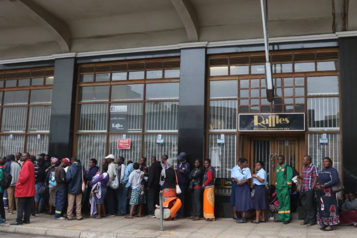 Harare, 2017. november 15. Pénzfelvétel miatt várakozó emberek sorakoznak egy bank előtt Hararében 2017. november 15-én, miután a hadsereg közölte az általa elfoglalt ZBC állami televízióban, hogy átvette az ország irányítását Robert Mugabe elnök kormányától. (MTI/EPA/Aaron Ufumeli)