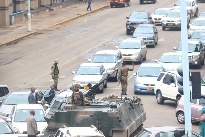 Harare, 2017. november 15. Páncélozott harci járművel zárják el a Robert Mugabe zimbabwei elnök irodájához vezető főutat katonák Hararében 2017. november 15-én, miután a hadsereg közölte az általa elfoglalt ZBC állami televízióban, hogy átvette az ország irányítását Mugabe kormányától. (MTI/EPA/Aaron Ufumeli)