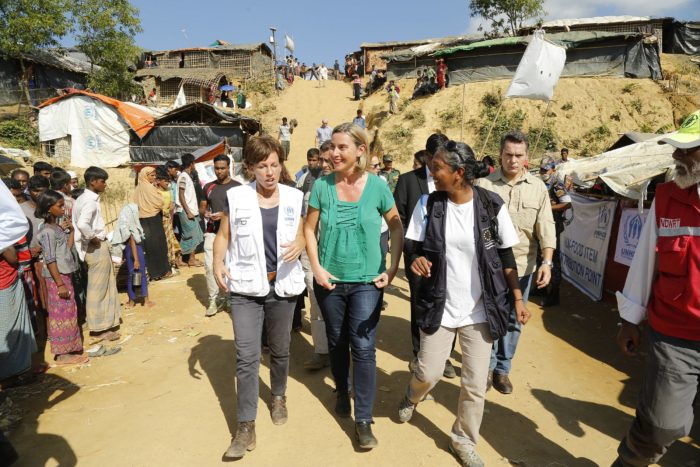 Kutupalong, 2017. november 19. Federica Mogherini, az Európai Unió kül- és biztonságpolitikai főmegbízottja (k) meglátogatja a mianmari rohingja menekültek táborát a bangladesi Kutupalongban 2017. november 19-én. (MTI/EPA/Abir Abdullah)