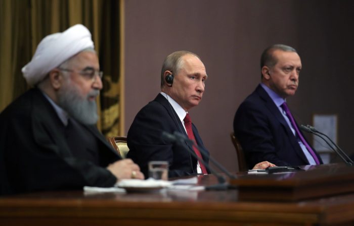 Szocsi, 2017. november 22. Haszan Róháni iráni, Vlagyimir Putyin orosz és Recep Tayyip Erdogan török elnök (b-j) sajtótájékoztatót tart a szíriai rendezésről folytatott egyeztetésüket követően Szocsiban 2017. november 22-én. (MTI/EPA pool/Szputnyik/Kreml/Mihail Klimentyev)