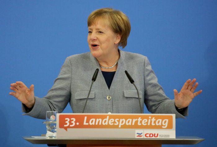 Kühlungsborn, 2017. november 25. A kormányalakítással megbízott Angela Merkel kancellár, a Kereszténydemokrata Unió (CDU) elnöke beszédet mond a párt Mecklenburg-Elõ-Pomeránia tartományi szervezetének gyűlésén Kühlungsbornban 2017. november 25-én. Hat nappal korábban a Szabaddemokrata Párt (FDP) kivonult a koalíciós tárgyalásokról, és ezzel kudarcba fulladtak a kormányalakítás céljával tartott négypárti egyeztetések. (MTI/EPA/Felipe Trueba)(MTI/EPA/Focke Strangmann)