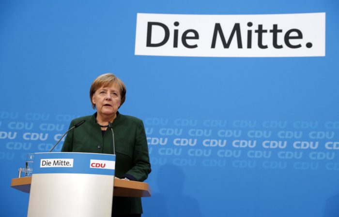 Berlin, 2017. november 27. Angela Merkel német kancellár, a Kereszténydemokrata Unió (CDU) elnöke sajtótájékoztatót tart a párt kormányalakításáról szóló tanácskozását követően a CDU berlini székházában 2017. november 27-én. (MTI/EPA/Felipe Trueba)