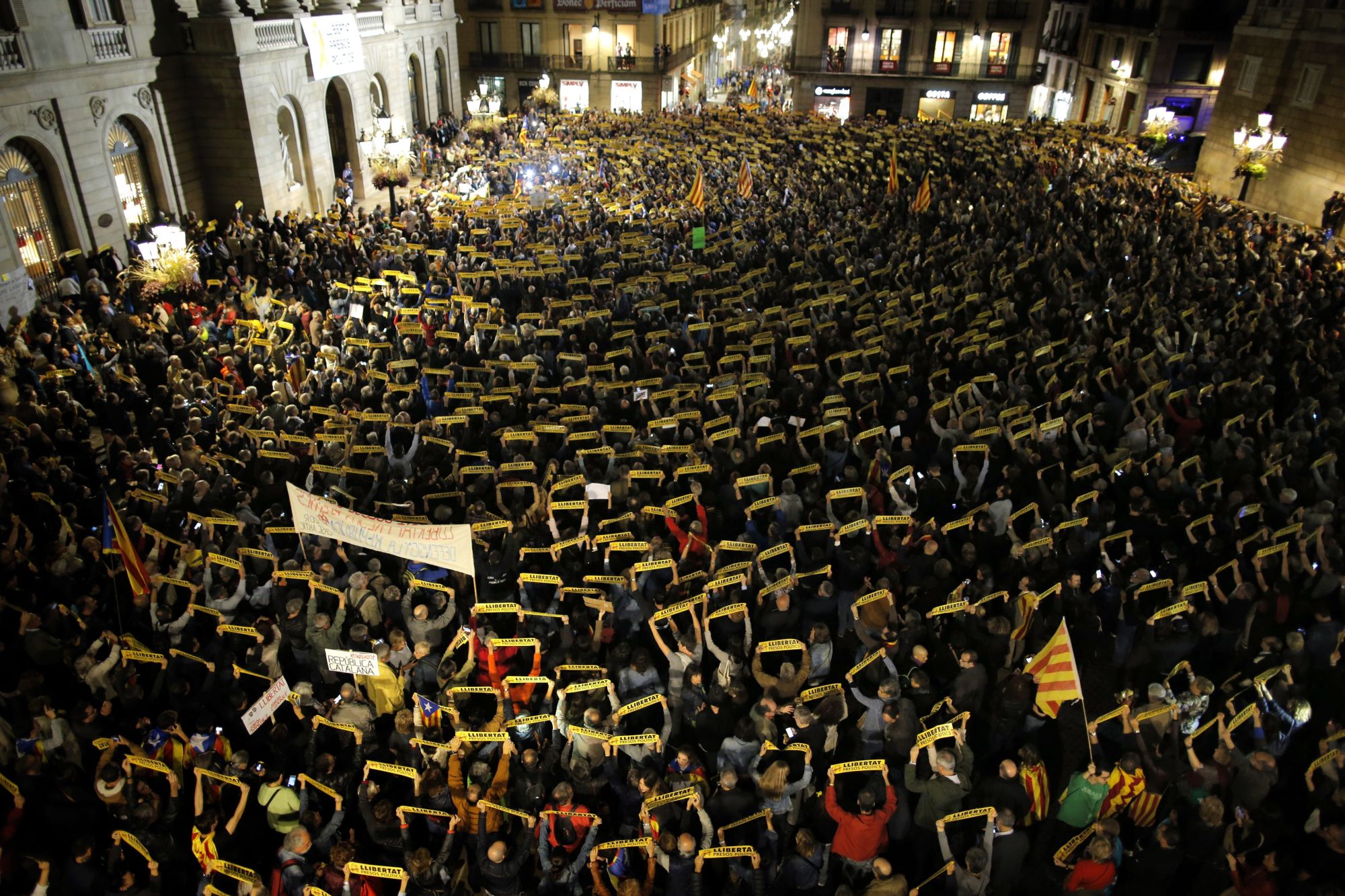 Barcelona, 2017. november 4. Tüntetők tiltakoznak a leváltott katalán kormány nyolc volt tagjának bebörtönzése ellen a barcelonai Jant Jaume téren 2017. november 3-án. Négy nappal korábban José Manuel Maza spanyol állami főügyész büntetőeljárást kezdeményezett a feloszlatott katalán kormány, valamint a katalán parlament elnökségének tagjai ellen lázadás, zendülés, hűtlen kezelés és egyéb bűncselekmények miatt. (MTI/AP/Manu Fernandez)