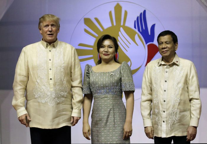 Manila, 2017. november 12. Donald Trump amerikai elnök (b), valamint Rodrigo Duterte Fülöp-szigeteki államfõ (j) és élettársa, Cielito Avanceno a Délkelet-ázsiai Országok Szövetsége, az ASEAN csúcstalálkozójának margóján tartott díszvacsorán Manilában 2017. november 12-én. Az 50 évvel korábban, 1967-ben megalapított ASEAN éves tanácskozását november 10. és 14. között rendezik a Fülöp-szigeteki fõvárosban. (MTI/AP pool/Aaron Favila)