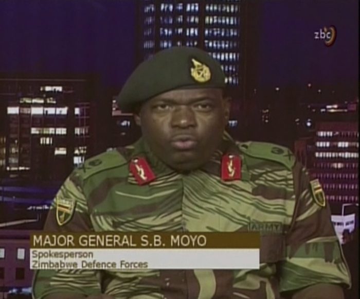 Harare, 2017. november 15. A videofelvételről készült képen Sibusisiwe B. Moyo dandártábornok, a zimbabwei védelmi erők szóvivője a hadsereg által elfoglalt ZBC állami televízió hararei stúdiójában bejelenti, hogy a katonaság átvette az ország irányítását Robert Mugabe zimbabwei elnök kormányától 2017. november 15-én. (MTI/AP/ZBC)
