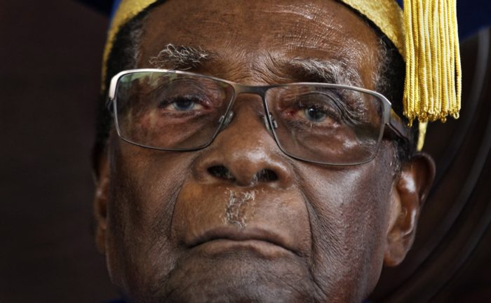 Harare, 2017. november 21. 2017. november 17-én a Zimbabwei Nyitott Egyetem diplomaosztó ünnepségén készített képe Robert Mugabe megbuktatott elnökről a fővárosban, Hararében, két nappal a zimbabwei puccs után. Jacob Francis Mudenda, a zimbabwei törvényhozás házelnöke november 21-én bejelentette, hogy Mugabe lemondott. (MTI/AP/Ben Curtis)