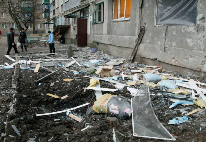 Helyi lakosok megrongált házuk mellett, az oroszbarát lázadók által uralt Yasinovataya teleülésen, Donyeckben, 2017. december 21-én. EPA/ALEXANDER ERMOCHENKO