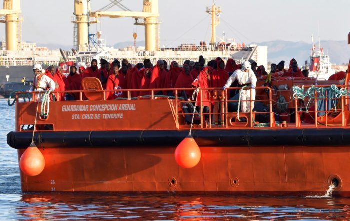 A tengerből kimentett afrikai bevándorlók érkeznek a dél-spanyolországi Almeria kikötőjébe 2017. november 16-án. A spanyol mentőhajó kilencven illegális migránst vett fedélzetére. (MTI/EPA/Carlos Barba)