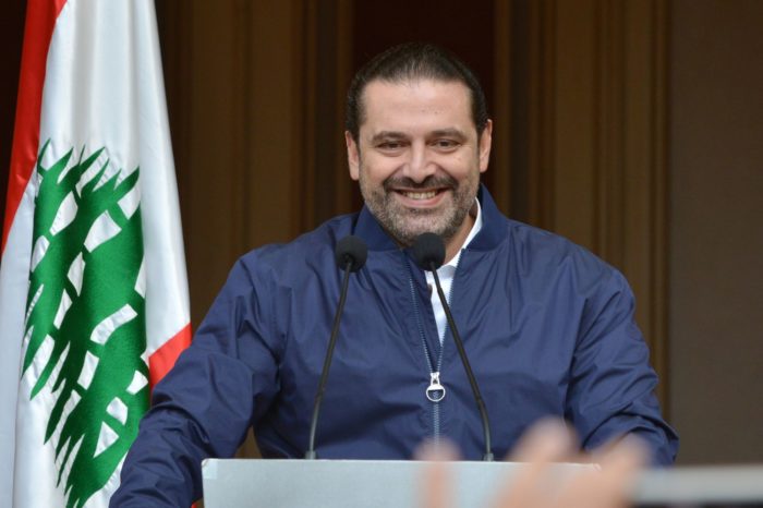 Szaad Haríri lemondott libanoni miniszterelnök beszédet mond támogatóinak a rezidenciája előtt Bejrútban 2017. november 22-én. Haríri bejelentette, hogy Michel Aoun libanoni államfő kérésének eleget téve mégis az egységkormány élén marad. (MTI/EPA/Vael Hamzeh)
