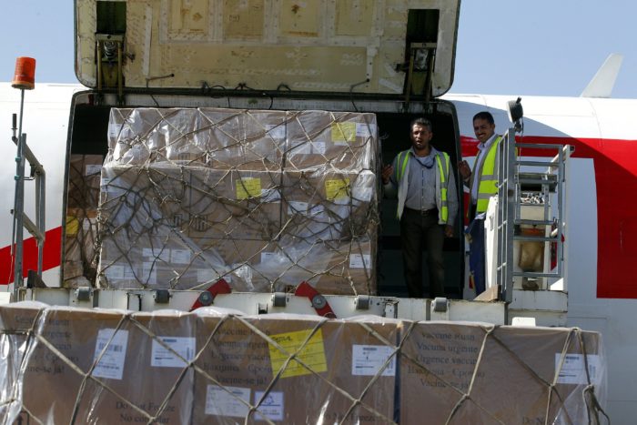 Szanaa, 2017. november 25. Élelmiszert és 1,9 millió adag oltóanyagot rakodnak ki az ENSZ Gyermekalapjának (UNICEF) segélyszállító repülőgépéből a jemeni főváros, Szanaa síita lázadók kezén levő nemzetközi repülőterén 2017. november 25-én, a Szaúd-Arábia vezette arab koalíció közel háromhetes blokádja végén. Az UNICEF gépe mellett az ENSZ két segélyszállító repülőgépét és a Nemzetközi Vöröskereszt gépét engedték leszállni a háború sújtotta országban, ahol a 27 millió lakosból 17 millió szenved élelmiszerhiánytól, közülük hétmillió már gyakorlatilag éhezik, és 945 ezer ember kolerafertőzött. (MTI/EPA/Jahja Arhab)