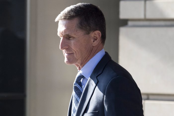Washington, 2017. december 1. Michael Flynn nyugalmazott tábornok Donald Trump amerikai elnök volt nemzetbiztonsági tanácsadója távozik az E. Barrett Prettyman bíróságról 2017. december 1-jén, miután bűnösnek vallotta magát hamis tanúzás vádjában. Flynnt azzal vádolják, hogy hazudott az amerikai Szövetségi Nyomozó Irodának (FBI) Szergej Kiszljakkal, a Washingtonban akkreditált volt orosz nagykövettel fenntartott kapcsolatairól. (MTI/EPA/Michael Reynolds)