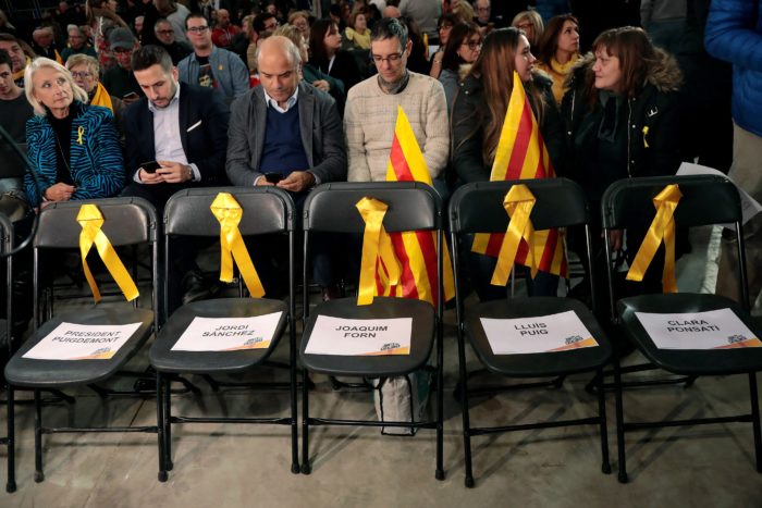Barcelona, 2017. december 5. A feloszlatott Katalán Nemzetgyûlés, az ANC Brüsszelbe menekült tagjai és az ANC bebörtönzött elnöke, Jordi Sánchez ülõhelye az Együtt Katalóniáért (Junts pel Catalunya) tömörülés rendezvényén Barcelonában 2017. december 4-én. (MTI/AEPA/Susanna Saez)