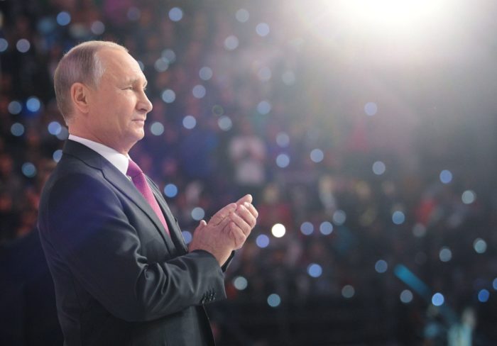 Moszkva, 2017. december 6. Vlagyimir Putyin orosz államfő egy önkéntesek számára rendezett fórumon Moszkvában 2017. december 6-án. A 65 éves politikus ezen a napon bejelentette, hogy indul a jövõ évi elnökválasztáson. (MTI/EPA/Szputnyik/Kreml pool/Alekszej Nyikolszkij)