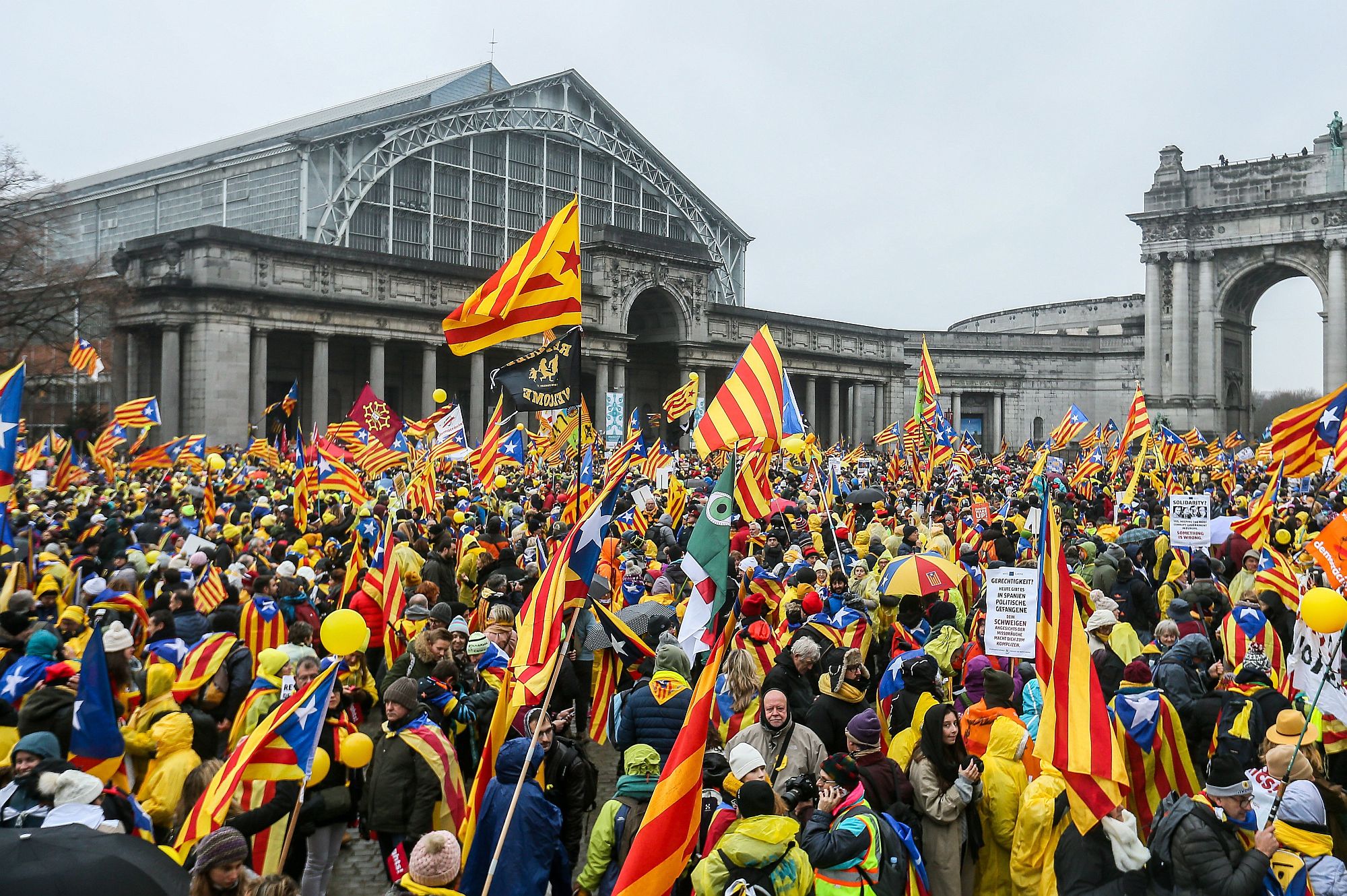Brüsszel, 2017. december 7. Katalánok ezrei tüntetnek Brüsszelben 2017. december 7-én, két nappal azután, hogy visszavonta az európai elfogatóparancsot a Brüsszelbe menekült Carles Puigdemont leváltott katalán elnök és menesztett kormánya négy tagja ellen a spanyol legfelsőbb bíróság. A katalán parlament október 27-én kiáltotta ki a függetlenséget, Mariano Rajoy spanyol kormányfő még aznap menesztette a katalán kormányt, feloszlatta a parlamentet, és december 21-re előrehozott tartományi választásokat írt ki. (MTI/EPA/Stephanie Lecocq)