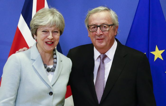 Brüsszel, 2017. december 8. Jean-Claude Juncker, az Európai Bizottság elnöke fogadja Theresa May brit miniszterelnököt a bizottság brüsszeli székházában 2017. december 8-án. A két vezetõ a Nagy-Britannia Európai Unióból történõ kilépésérõl tárgyal. (MTI/EPA/Olivier Hoslet)