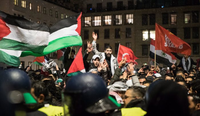 Berlin, 2017. december 8. Palesztin zászlókkal tüntetnek a Donald Trump amerikai elnök Jeruzsálem státuszáról tett bejelentése ellen Berlinben 2017. december 8-án. Trump két nappal korábban bejelentette, hogy az Egyesült Államok Tel-Aviv helyett Jeruzsálemet tekinti Izrael fővárosának. (MTI/EPA/Ha Jang Dzson)