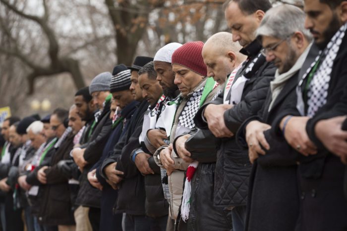 Berlin, 2017. december 8. Muszlim férfiak imádkoznak egy palesztin szimpátiatüntetésen a washingtoni Fehér Háznál 2017. december 8-án, két nappal az után, hogy Donald Trump amerikai elnök bejelentette: az Egyesült Államok Tel-Aviv helyett Jeruzsálemet tekinti Izrael fővárosának. (MTI/EPA/Michael Reynolds)
