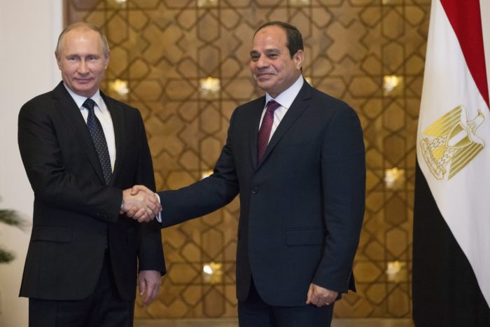 Abdel-Fattáh esz-Szíszi egyiptomi államfő (j) fogadja Vlagyimir Putyin orosz elnököt a szíriai rendezésről tartandó megbeszélésük kezdetén Kairóban 2017. december 11-én. (MTI/EPA/AP pool/Alekszandr Zemlianicsenko)