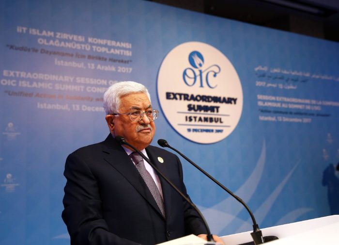 Isztambul, 2017. december 13. Mahmúd Abbász, a Palesztin Hatóság elnöke beszédet mond az Iszlám Együttmûködés Szervezetének (OIC) rendkívüli csúcsértekezletén Isztambulban 2017. december 13-án. Az 57 országot tömörítõ szervezet soron kívüli csúcstalálkozójának fókuszában a palesztinok helyzete és Jeruzsálem jogállása áll. (MTI/EPA/Anadolou pool/Kayhan Özer)