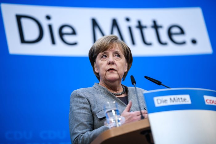 Berlin, 2017. december 18. Angela Merkel német kancellár, a Kereszténydemokrata Unió (CDU) elnöke sajtótájékoztatót tart a párt vezetőségi ülését követően Berlinben 2017. december 18-án. Merkel becslése szerint január közepéig tarthat az új kormány megalakulásához vezető folyamat következő szakasza, a CSU és bajor testvérpártja, a Keresztényszociális Unió (CSU) szövetségének egyeztetése a Német Szociáldemokrata Párttal (SPD) a közös kormányzás lehetőségeiről. (MTI/EPA/Clemens Bilan)