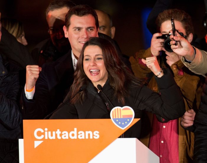 Barcelona, 2017. december 22. Ines Arrimadas, a Ciudadanos (Állampolgárok) spanyol liberális középpárt jelöltje beszédet mond Albert Rivera pártelnök társaságában (mögötte) az elõrehozott katalán regionális parlamenti választások napján, 2017. december 21-én urnazárás után Barcelonában. A Ciudadanos megnyerte a választást, azonban a függetlenségi pártok szerezték meg a parlamenti többséget. (MTI/EPA/Javier Etxezarreta)