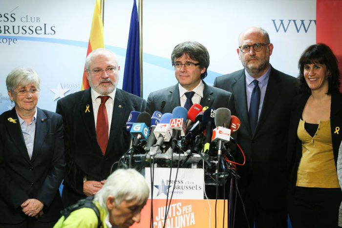 Brüsszel, 2017. december 22. Carles Puigdemont leváltott katalán elnök (k) sajtótájékoztatót tart Brüsszelben 2017. december 22-én, az előrehozott katalán regionális parlamenti választások másnapján. Puigdemont kijelentette, hogy kész találkozni Mariano Rajoy spanyol kormányfővel Spanyolországon kívül az Európai Unió bármelyik tagállamában. (MTI/EPA/Stephanie Lecocq)