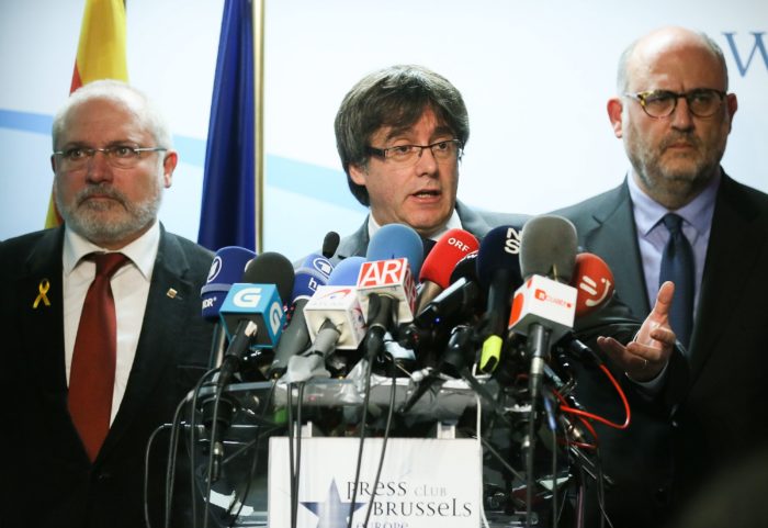 Brüsszel, 2017. december 22. Carles Puigdemont leváltott katalán elnök sajtótájékoztatót tart Brüsszelben 2017. december 22-én, az előrehozott katalán regionális parlamenti választások másnapján. Puigdemont kijelentette, hogy kész találkozni Mariano Rajoy spanyol kormányfővel Spanyolországon kívül az Európai Unió bármelyik tagállamában. (MTI/EPA/Stephanie Lecocq)