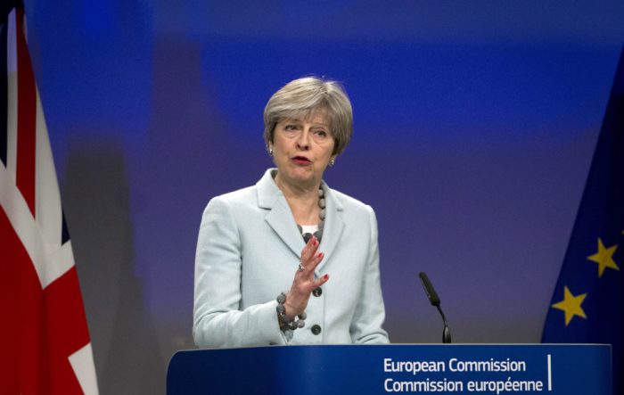 Brüsszel, 2017. december 8. Theresa May brit miniszterelnök a Jean-Claude Junckerrel, az Európai Bizottság elnökével közösen tartott sajtótájékoztatón a bizottság brüsszeli székházában 2017. december 8-án. A két vezetõ a Nagy-Britannia Európai Unióból történõ kilépésérõl tárgyalt. (MTI/AP/Virginia Mayo)
