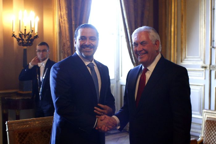 Párizs, 2017. december 8. Szaad Haríri libanoni miniszterelnök (b) és Rex Tillerson amerikai külügyminiszter kezet fog megbeszélésük előtt Párizsban 2017. december 8-án. (MTI/AP pool/Thibault Camus)