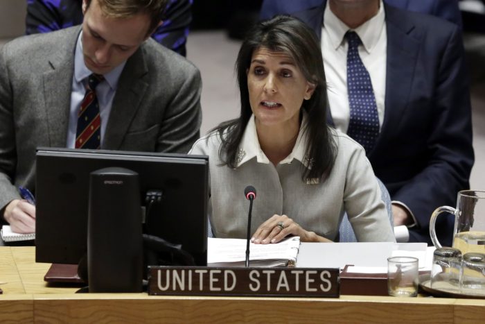 New York, 2017. december 8. Nikki Haley, az Egyesült Államok ENSZ-nagykövete felszólal az ENSZ Biztonsági Tanácsának (BT) a Jeruzsálem státuszáról tartott rendkívüli ülésén a világszervezet New York-i székházában 2017. december 8-án. Haley kijelentette, hogy az Egyesült Államok továbbra is hiteles közvetítő Izrael és a palesztinok között. (MTI/AP/Richard Drew)